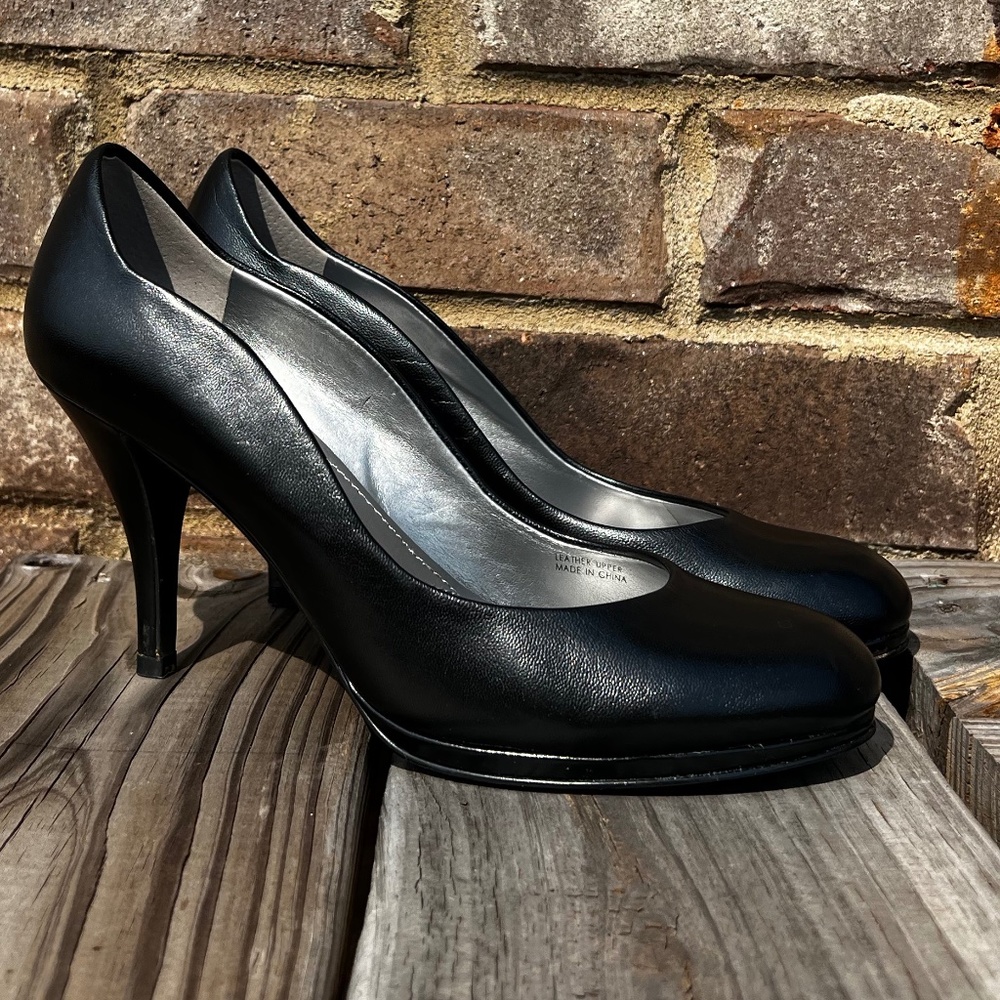 TAHARI Colette Black Shoes: Women's Pump Heels Size 7.5